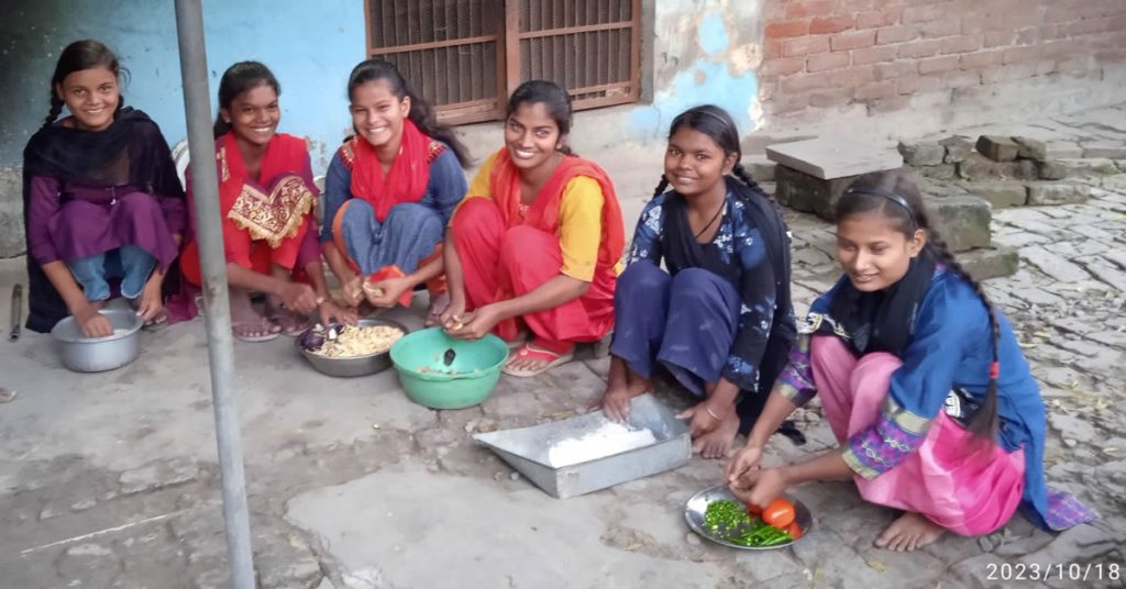Leerlingen bereiden zelf eten in het zusterhuis van de ICM Sisters in Sarnath