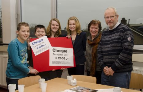 20120202 - Leerlingen Dongemond College Made overhandigen cheque